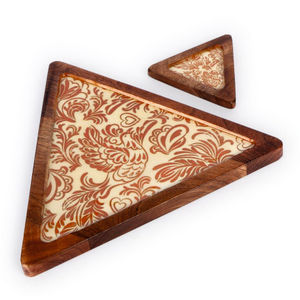Plato triangular de madera impreso para servir con plato triangular pequeño para salsas - Product Image 1