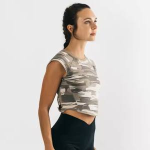 Performance Fit Mujer Tan Canvas Camo Scoop Hem Crop Camiseta 95% Algodón 5% Spandex Raglan Shaped Crew Neckline Applique Cap - Product Image 3