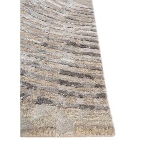 พรมถักมือ Aakar by Kavi สีเบจและสีน้ำตาล ทำจากขนสัตว์และไหมไผ่ ลายเรขาคณิต รูปทรงสี่เหลี่ยมผืนผ้า สำหรับห้องโถงหรือห้องพัก รุ่น Eskn-339 - Product Image 4