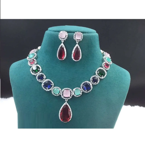 Ensemble de bijoux lumineux avec pierres de zircone cubique qualité de luxe pour fiançailles Photoshoots cadeau disponible à la vente - Product Image 1