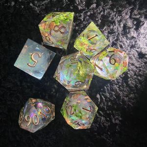 ชุดลูกเต๋าเรซิ่นทรงหลายเหลี่ยม ลายใบไม้จริง สำหรับเกม DnD RPG บนโต๊ะ ทำด้วยมือ โปร่งใส ลายตัวอักษรเพ้นท์มือ - Product Image 2