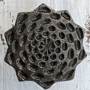 Rondelle d'écrou en nickel et raccords complets à vis bouton en forme de fleur en métal de fer décoratif auto-adhésif pour la décoration intérieure utilisation en extérieur - Product Image 1