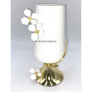 Vase à fleurs en métal de qualité supérieure poli brillant de finition de couleur argentée avec support de base de concepteur de feuilles de gingko plaqué or - Product Image 3
