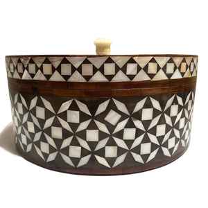 Caja de Almacenamiento de Joyas Redonda de Madera, Hecha a Mano, Ecológica, Personalizable, de Lujo y con Gran Valor - Product Image 3