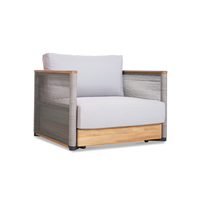 Fauteuil lounge Tora une place, structure en teck massif avec tissu extérieur en teck et en tissu olefin.