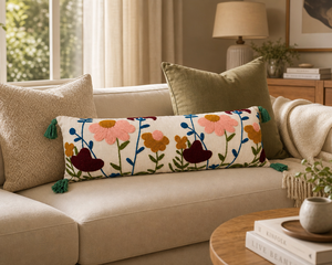 Housse de coussin lombaire en coton brodé motif floral Boho Meadow, taie d'oreiller longue artisanale avec pompons aux coins pour la décoration de la literie - Product Image 3