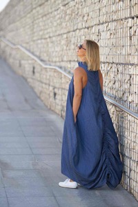 Robe longue ukrainienne à épaules dénudées pour femme Robe ethnique faite à la main avec motifs au point de croix pour femme disponible à la vente - Product Image 2