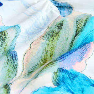 Maillot de bain Active Fit fabriqué avec un tissu hautement extensible, des couleurs estivales vives et un confort doux, idéal pour les activités aquatiques - Product Image 4