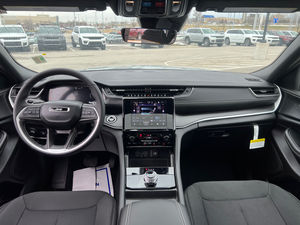 Modelo Mejor Calificado 2025 Jeep GRAND CHEROKEE L LAREDO X 4X4 - Product Image 5