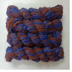 Fil de soie sari teint sur mesure fabriqué à partir de fibres de soie sari recyclées, idéal pour la revente de magasins de fils et de fibres - Product Image 1