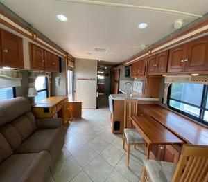Winnebago A-d-v-e-n-t-u-r-e-r 37F d'occasion de 2014 prêt à être vendu - Product Image 1