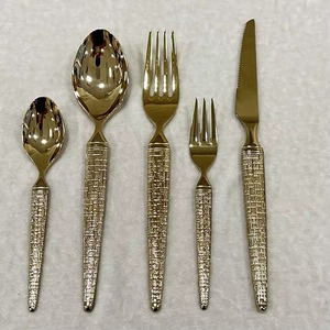 Cubiertos de metal que promueven una experiencia gastronómica más limpia y refinada, diseño apilable que facilita el almacenamiento y la organización. - Product Image 1