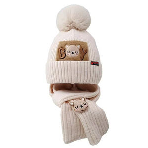 Ensemble bonnet et écharpe en tricot pour enfants, personnalisable OEM ODM, vente en gros, avec pompon, patch mignon, chapeau d'hiver chaud pour enfants et filles - Product Image 1