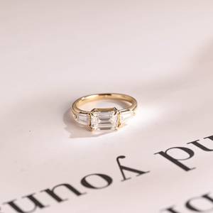 East West Mujeres Romántico 14K Oro sólido Joyería fina Corte Esmeralda Lab Grown Anillo de compromiso de tres piedras para bodas Fiestas - Product Image 1