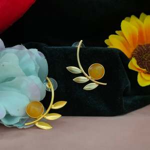 ต่างหูรูปใบไม้และเพชรโมอิสธรรมชาติเป็นแรงบันดาลใจให้เกิดความสง่างามด้วยประกายอันหรูหราที่สร้างขึ้นในรูปทรงใบไม้ที่สง่างาม - Product Image 2