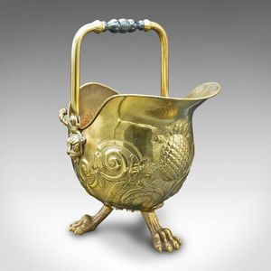 Grand seau à charbon en laiton pour contenir du charbon près de la cheminée avec un design antique parfait pour les intérieurs de style rustique et campagnard - Product Image 2