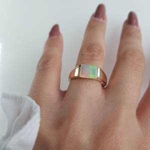 Bague signet unisexe en or jaune pur 14K avec opale naturelle d'Éthiopie Welo taille émeraude, sertie clos, 2 carats, large, pierre de naissance d'octobre - Product Image 6