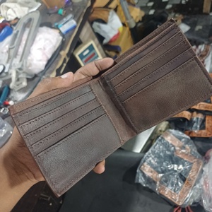 Portefeuille à deux volets pour femme Fabriqué à la main en cuir de vachette usiné avec protection RFID Élégant et sécurisé Fabriqué en Inde - Product Image 2