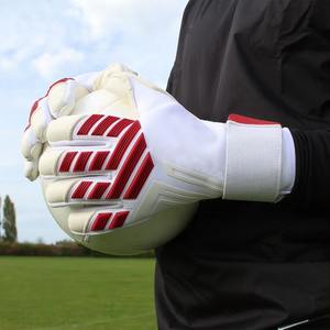 Gants de football de gardien de but légers et flexibles avec poignée de paume supérieure et rembourrage de protection idéal pour tous les temps - Product Image 4