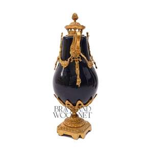 Jarrón decorativo antiguo de latón y porcelana con acabado azul marino, detalles dorados ornamentados, diseño de inspiración vintage y lujoso - Product Image 4