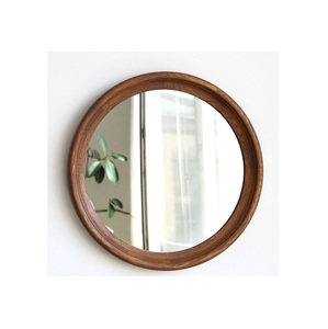 Marco de espejo de pared de madera de estilo hotel de lujo con acabado pulido de roble o teca diseñado para la instalación en la pared del baño de alta gama - Product Image 1