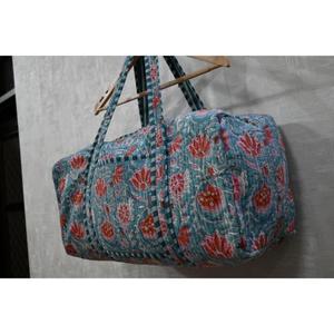 Bolsa de Viaje de Lona Acolchada Estilo Boho, Estampado Floral Indio Hecho a Mano, Bolsa de Fin de Semana de Lujo Ligera con Asa para el Hombro - Product Image 3