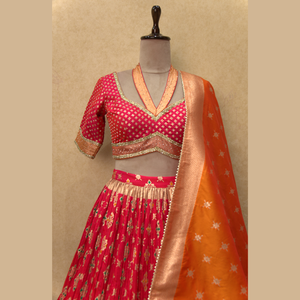 Nouvelle soie brocart Lehenga en orange audacieux avec nuance rose avec Rich Zari Detailing work Parfait pour tous Festive au prix de gros - Product Image 2