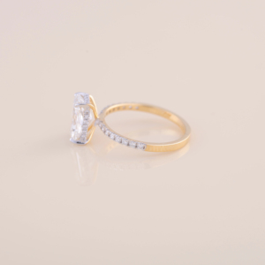 Bague de fiançailles en or rose jaune et blanc 18 carats avec diamant de laboratoire taille radiant de 1,10 ct et pavé rond de 0,304 ct - Product Image 6