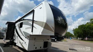 NEATLY USED 2024 Cross Roads RED WOODs 4001 LK Fifth Wheel à vendre pour le camping et les voyages - Product Image 3