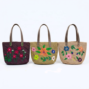 Bolso de mano de mimbre floral con rafia, tipo tote, con correa para el hombro, ideal para la playa, vacaciones de verano, para mujer, hecho en Vietnam. - Product Image 4