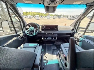 Remolque de Viaje Usado Tiffin Wayfarer 25JW 2023 con Tienda de Campaña en el Techo en Venta - Product Image 3