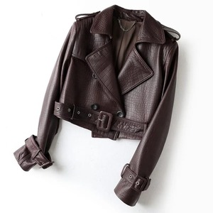 Chaqueta de cuero de moda para mujer, color marrón oscuro, de piel de cordero, de lujo, con cinturón, estilo motero, corte corto, solapa ancha, tipo moto. - Product Image 5