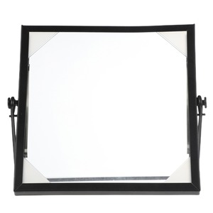 Cadre photo mural en laiton et métal avec finition à texture brossée conçu pour encadrer de grands portraits - Product Image 3