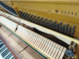 เปียโนอะคูสติกยามาฮ่า W103 สีน้ำตาล รุ่นยอดนิยมจากญี่ปุ่น สำหรับนักดนตรีมืออาชีพ เปียโนมือสองจากญี่ปุ่น ทำจากไม้แท้ - Product Image 5