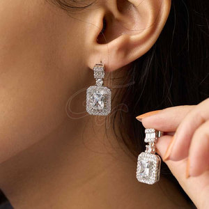 Boucles d'oreilles carrées argentées au design audacieux, finition polie et lignes épurées, idéales pour les affaires et les loisirs. - Product Image 2