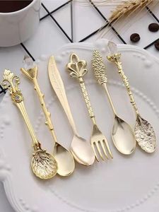 Juego de cubiertos de metal de diseño moderno para una experiencia gastronómica elegante que combina belleza y uso práctico para comer. - Product Image 4