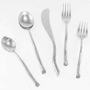 Vente en gros de couverts durables Ensemble de couverts de haute qualité Conception personnalisée en métal argent Cuillères Fourchettes Couteaux Couverts pour restaurants - Product Image 1