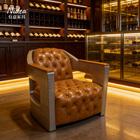 Fauteuil d'aviateur de luxe en aluminium, chaise longue moderne industrielle en cuir capitonné avec design latéral évidé pour club, bar, salon