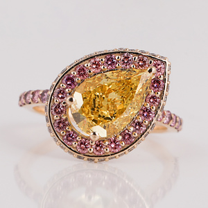Bague de fiançailles en or plaqué 14 carats avec diamant de laboratoire taille poire jaune, sertissage halo et diamant rond rose, pierre d'accentuation glamour - Product Image 1