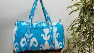 Bolsa de Viaje de Algodón Acolchada con Estampado Ikat Azul Cielo, Hecha a Mano, con Cierre, Gran Capacidad, para Fin de Semana o Deporte - Product Image 2