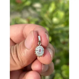 Colgante de Piedra Lunar Arcoíris Natural en Forma de Flor, Plata de Ley 925 con Baño de Rodio, Joyería Artesanal para Mujer, Proveedor Mayorista - Product Image 3