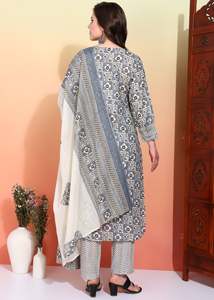 Ensemble Kurta Pantalon Dupatta pour Femmes en Coton Mélangé à Imprimé Géométrique, Longueur Cheville, Col en V, Manches Trois Quarts, Gris - Product Image 2