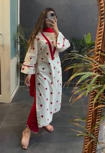 Robe trapèze pakistanaise élégante pour femme Tissu en coton doux avec broderie et fente latérale Vêtements ethniques tendance pour l'hiver et l'été - Product Image 3