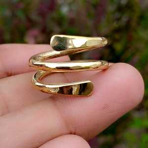 Anillo Moderno y Elegante de Latón para Mujer, Hecho a Mano con Turmalina Natural, Gema del Nacimiento, Modelo para Bodas - Product Image 1