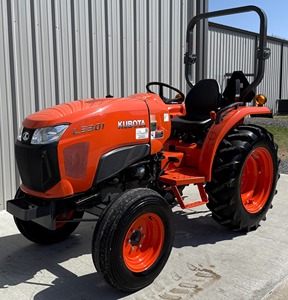 Acheter un tracteur compact Kubota L3301 disponible à la vente avec moteur haute performance et qualité de construction durable livraison rapide - Product Image 2
