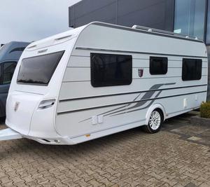Pequeña caravana de viaje RV blanca y negra todoterreno con baño - Product Image 4