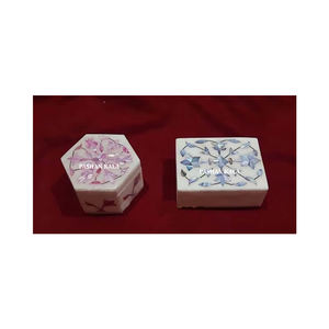 Fabricant d'artisanat indien, boîte à bijoux rectangulaire et hexagonale en marbre blanc, incrustée de nacre rose et bleue - Product Image 1