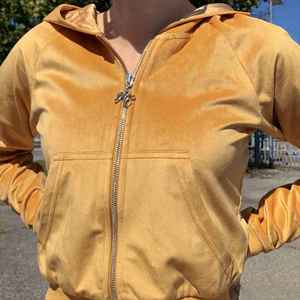 Ensemble de survêtement en velours pour femmes, personnalisé avec un logo brodé en strass, streetwear, respirant, écologique, de haute qualité - Product Image 2