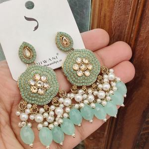 Hermosos pendientes Kundan de calidad superior, pendientes mínimos y de uso diario, pendientes tradicionales indios ligeros y cómodos - Product Image 3