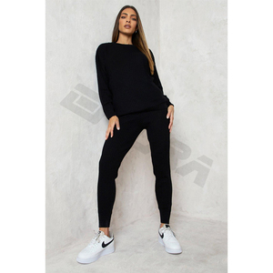 Ensemble sweat-shirt et jogging en polyester doublé polaire personnalisé pour hommes et femmes, conçu pour un confort hivernal chaud dans un style survêtement élégant - Product Image 4